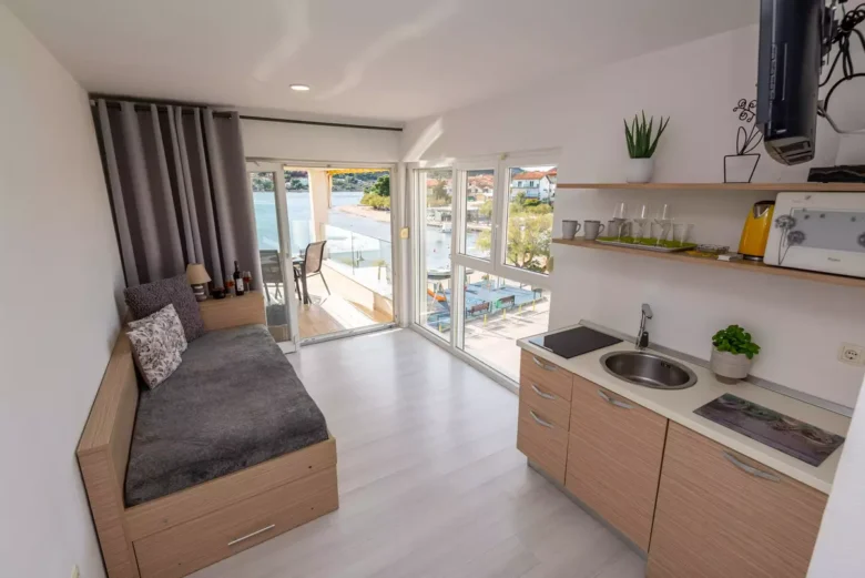 Apartments-Holidays Roko-apartment-sea-view